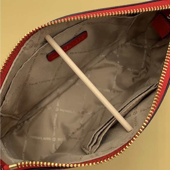 MICHAEL KORS GIFTABLE SHOULDER BAG & CARD HOLDER BOXED SET CHILI PALE GL… - Picture 9 of 16